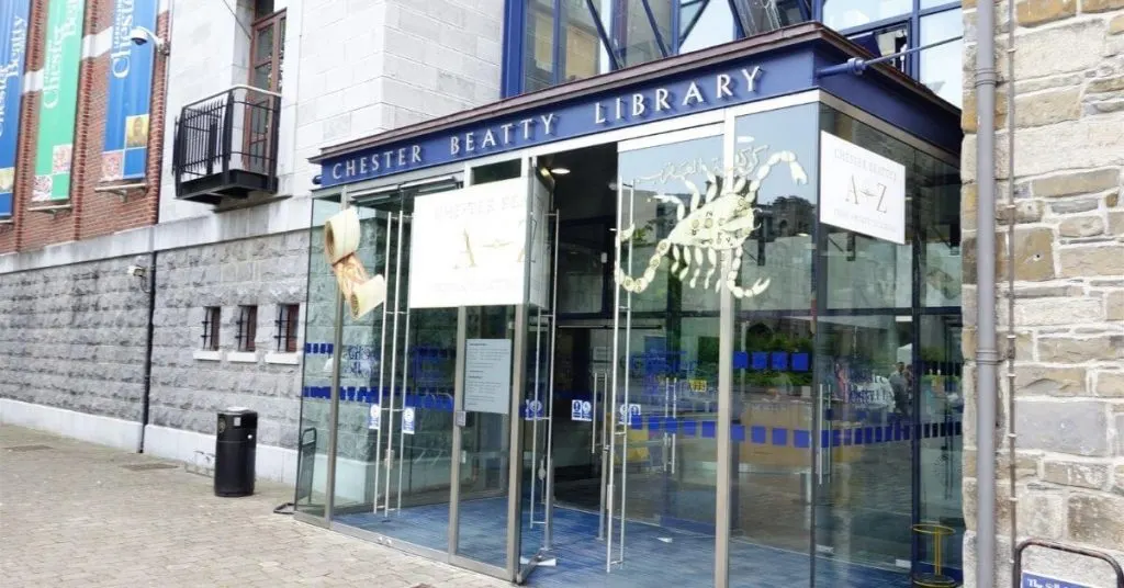 Der Haupteingang zur Chester Beatty Library in Dublin, Irland