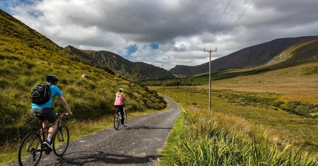 Radfahren auf einer ruhige Landstraße auf der Dingle-Halbinsel, Kerry, Irland