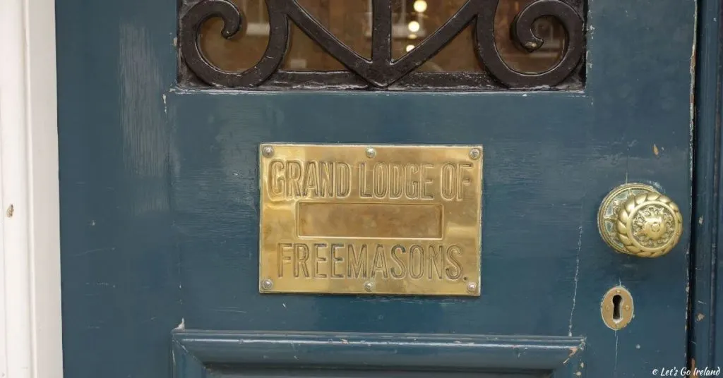 Der Briefkasten und Türknauf aus glänzendem Messing der Grand Lodge of Freemasons, Dublin, Irland