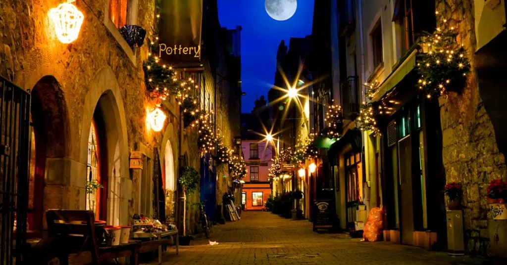 Kerwan's Lane in der Nacht in Galway, Irland