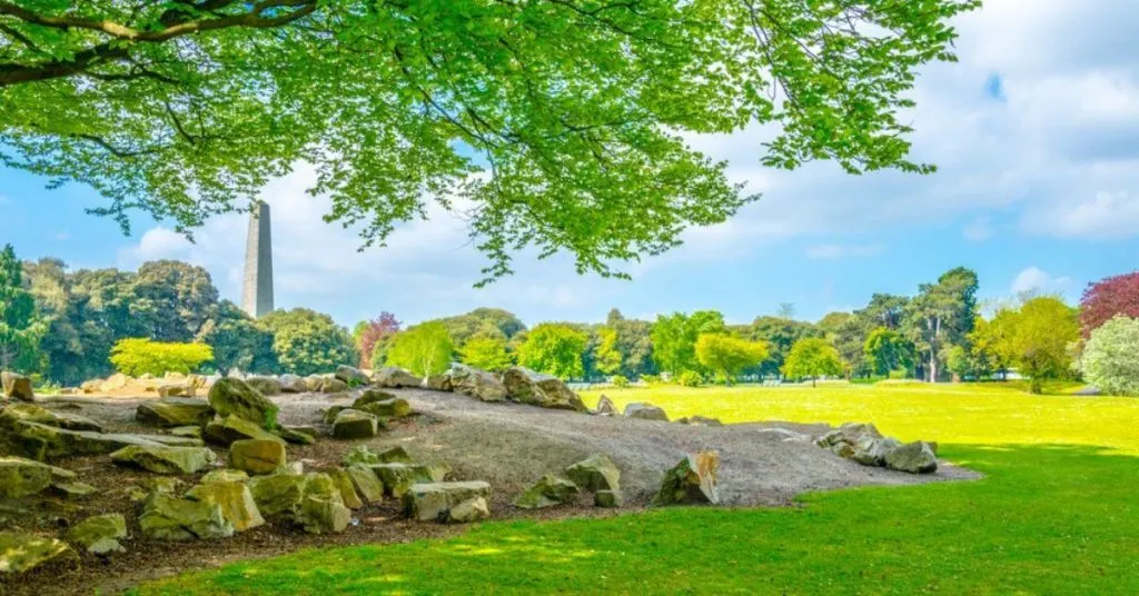 Der Phoenix Park mit dem Wellington Monument im Hintergrund, Dublin, Irland