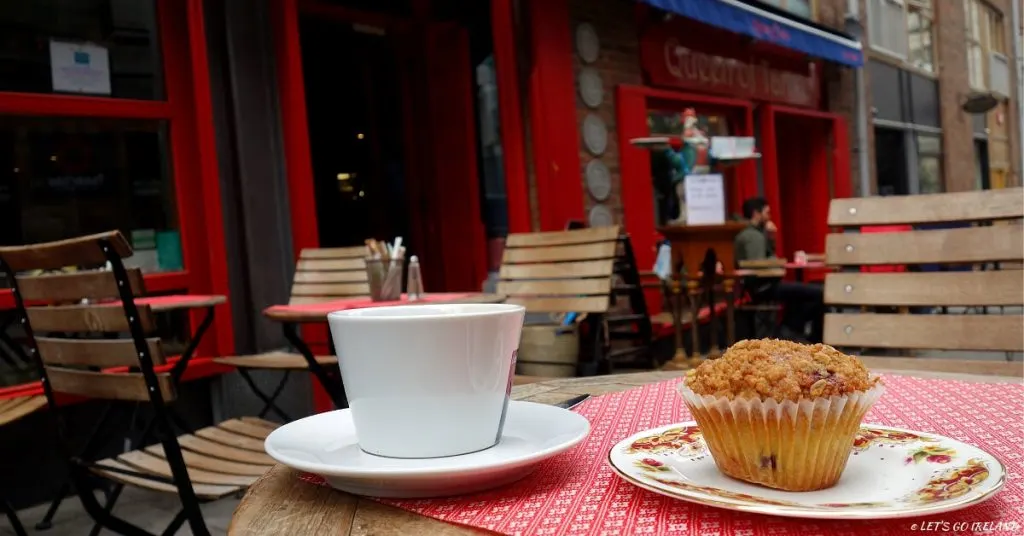 Coffee und ein Muffin in der Queen of Tarts, Dublin, Irland