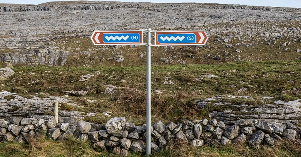 A Straßenschild für den Wild Atlantic Way, Irland
