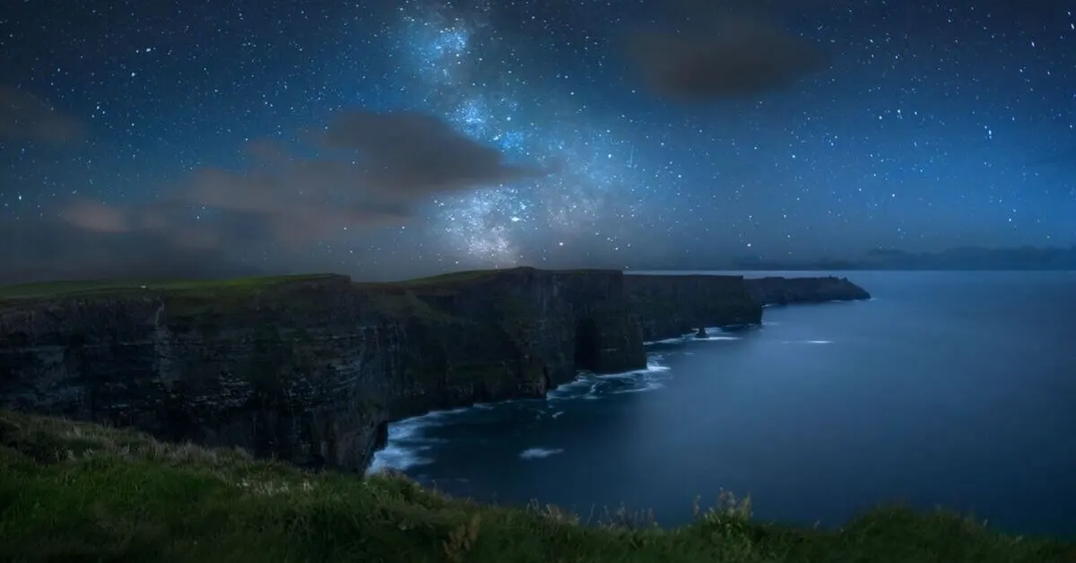 Sterne in der Nacht und die Cliffs of Moher in Irland
