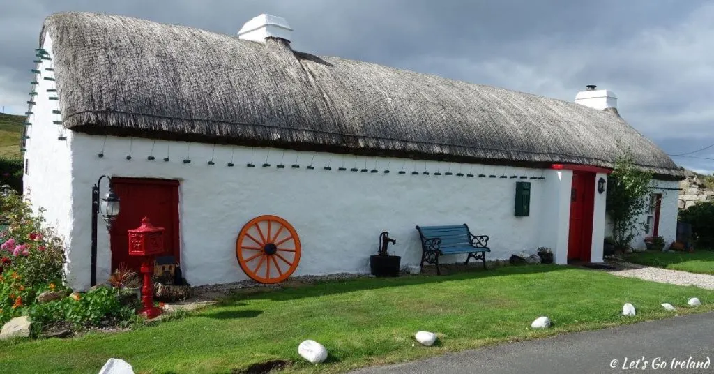 Reetdachhaus in Ballyhillin in der Nähe von Malin Head, County Donegal, Irland