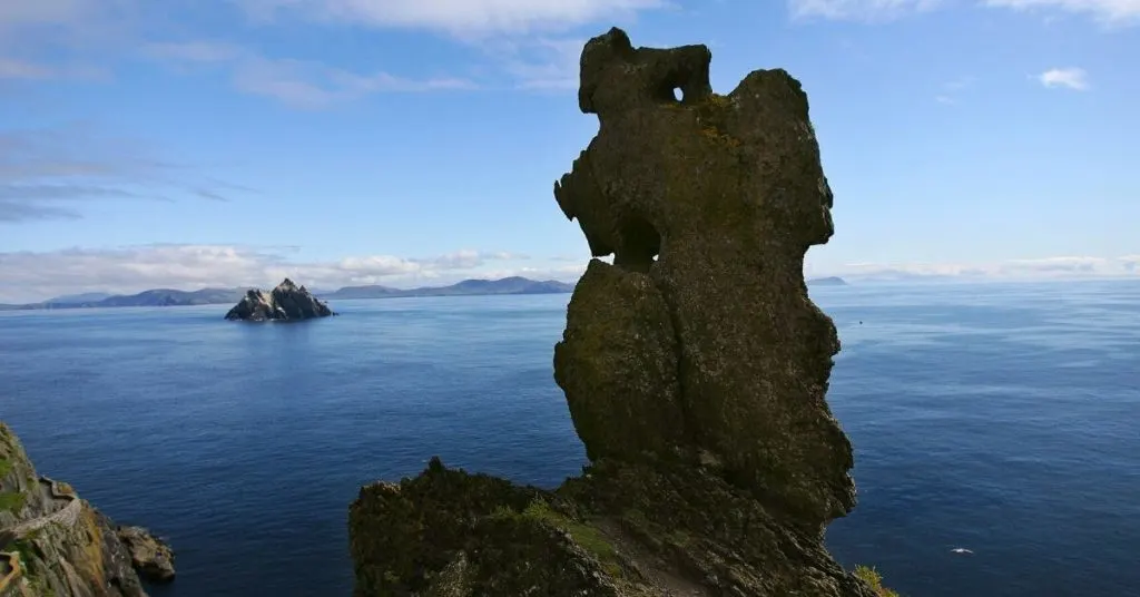 Wailing Woman Rock auf Skellig Michael County Kerry Irland und Little Skellig im Hintergrund