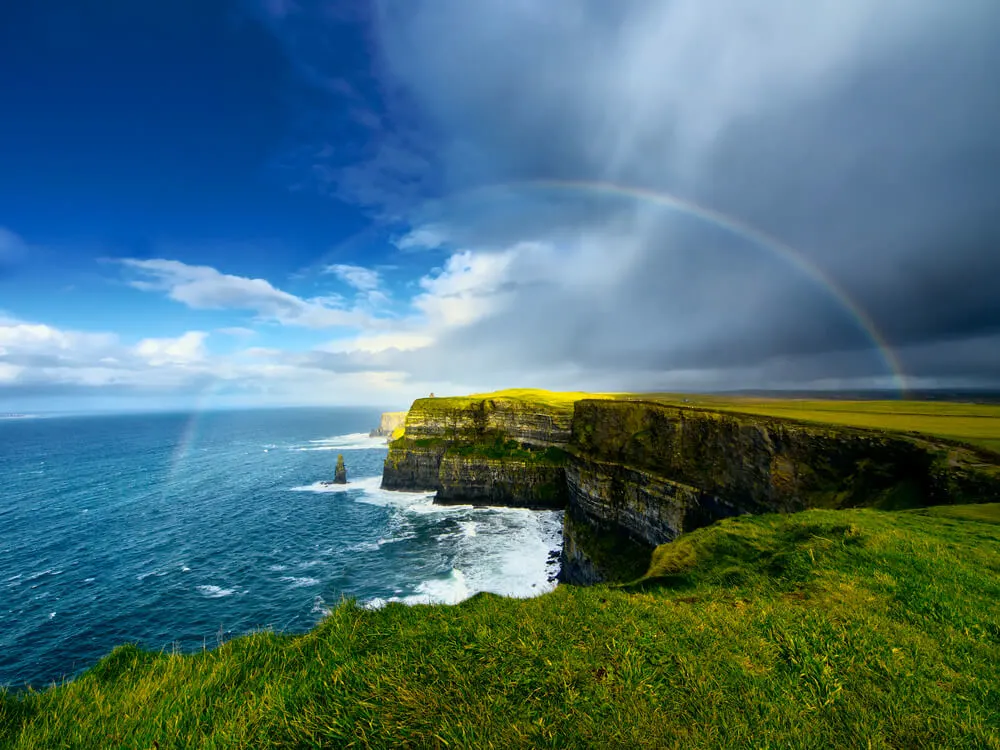Regenbogen über den Cliffs of Moher in Irland