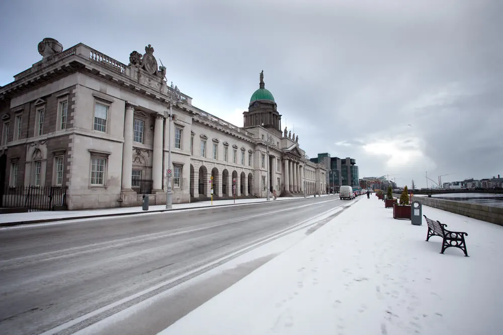 Das Zollhaus in Dublin mit einer Schneedecke. 