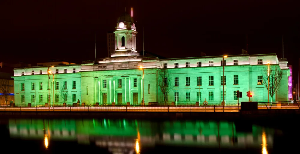 Das grün angestrahlte Rathaus in Cork City während St. Patrick's Day