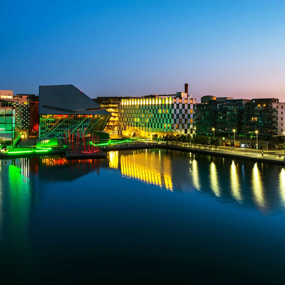 Die erleuchteten Docklands in Dublin bei Nacht