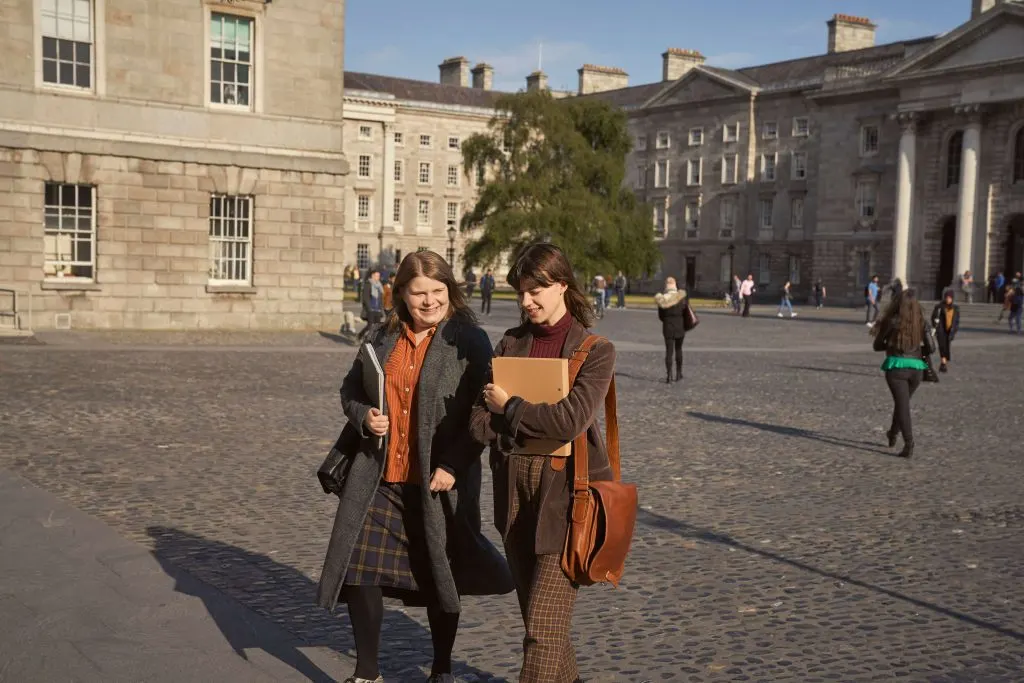 Marianne und Joanna am Trinity College Dublin.