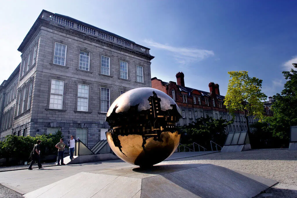Pomodoro Sculpture im Trinity College Dublin