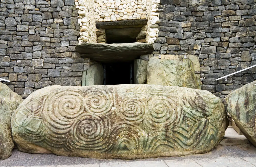 alten Spiralen sind in den Eingangsstein von Newgrange in der Grafschaft Meath, Irland
