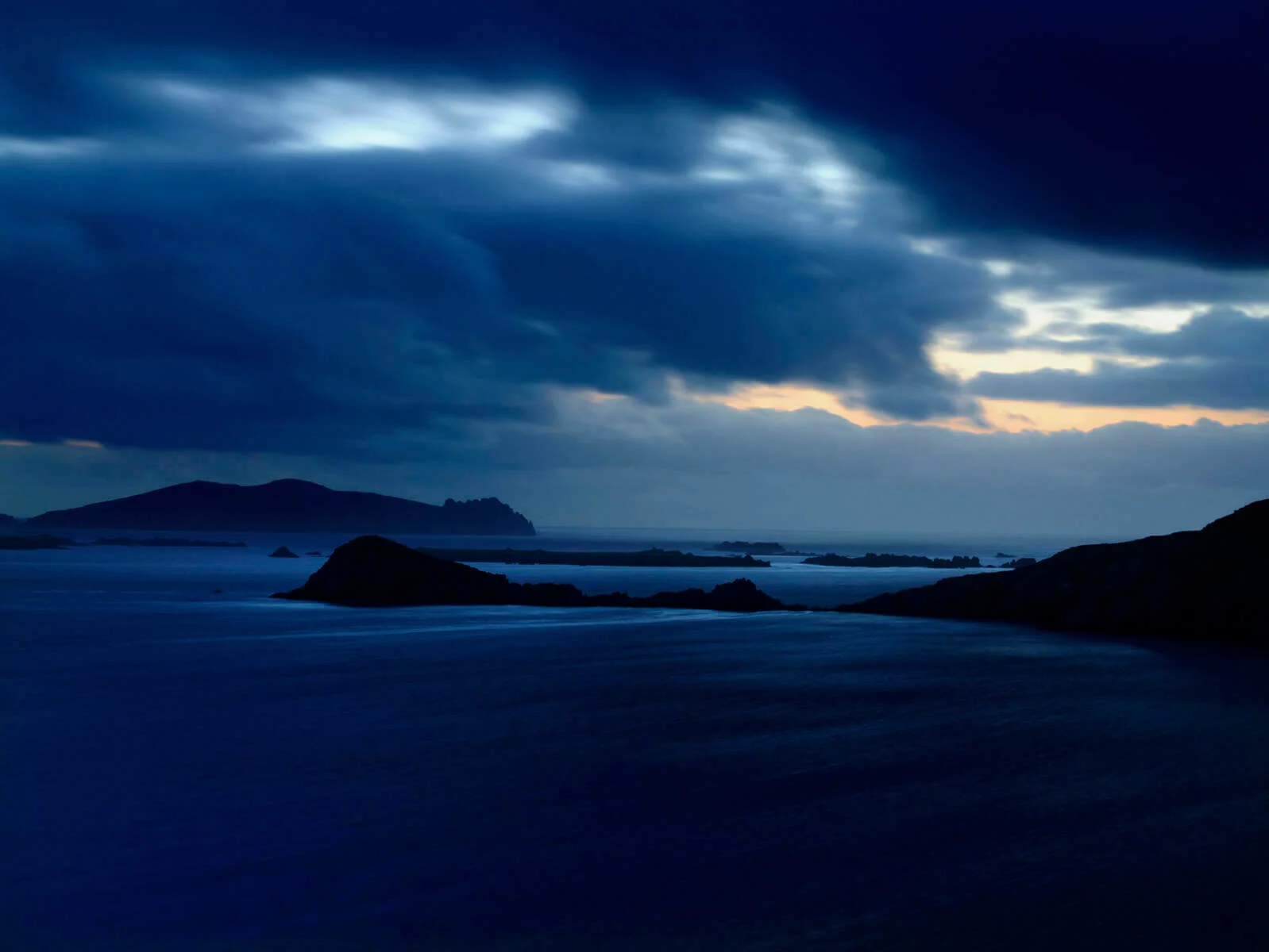 Stürmisches Winterwetter mit der beeindruckenden Kulisse der Blasket Islands auf der Halbinsel Dingle, County Kerry