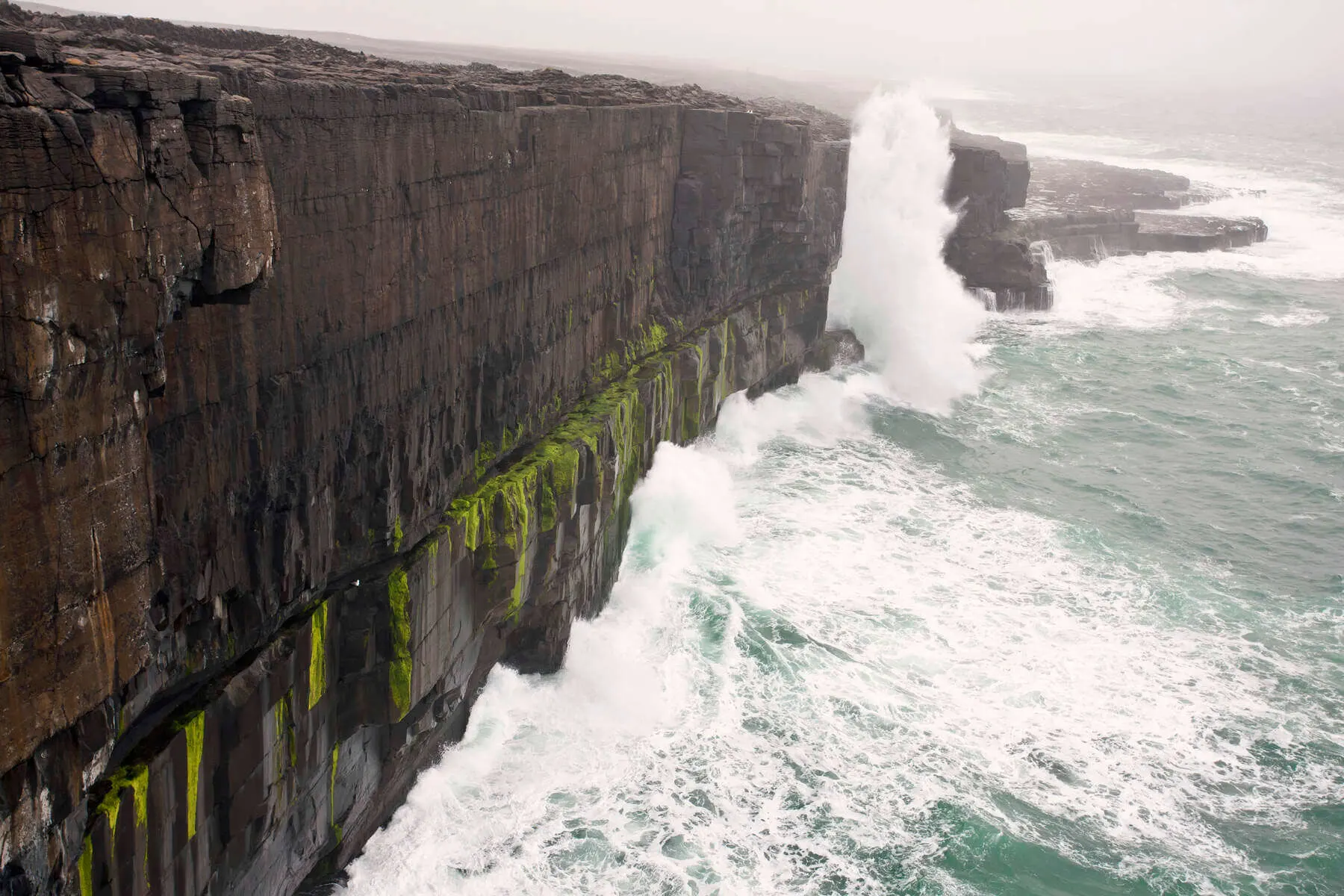 Stürmisches Wetter und große Wellen schlagen gegen Inis Mór, eine der Aran-Inseln vor der Küste der Grafschaft Galway. 