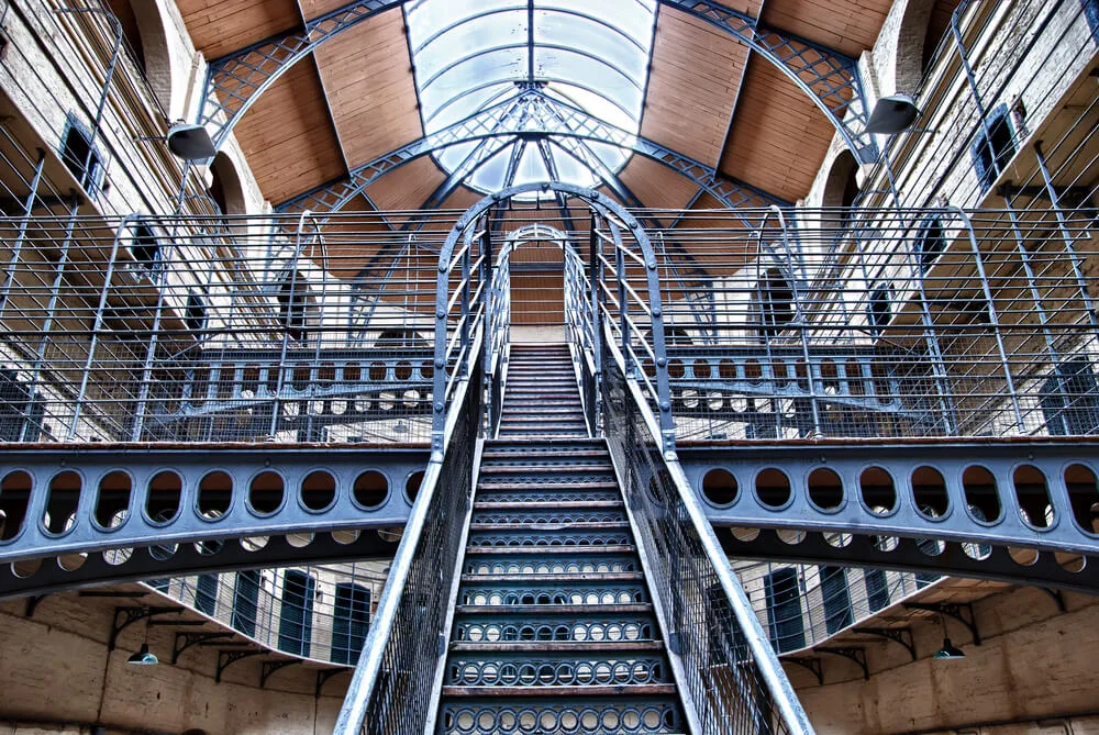 Die klassische alte Gefängnisarchitektur im Kilmainham Gaol ist absolut sehenswert! 