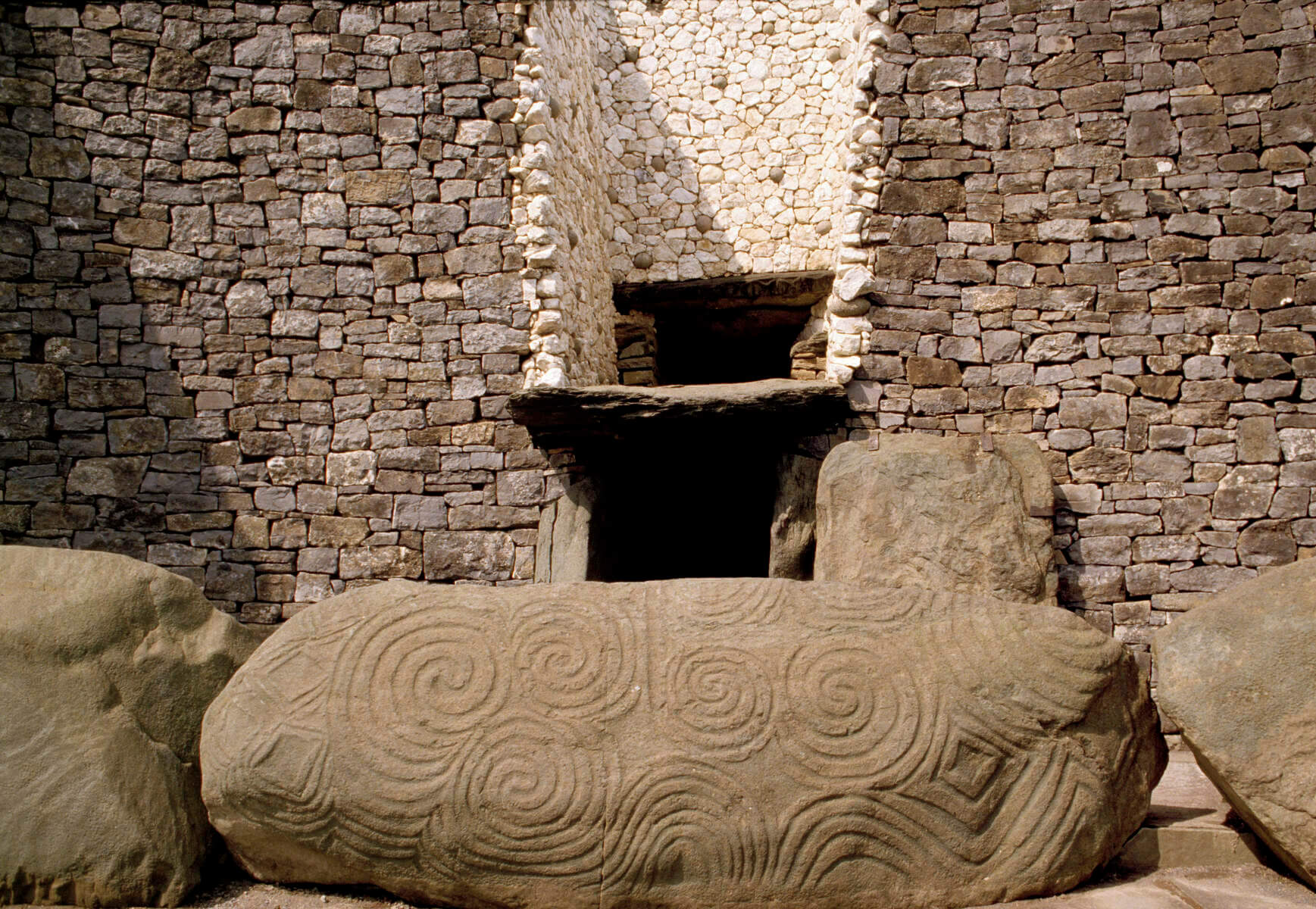 Der wunderschön gemeißelte Eingangsstein der Newgrange-Grabstätte
