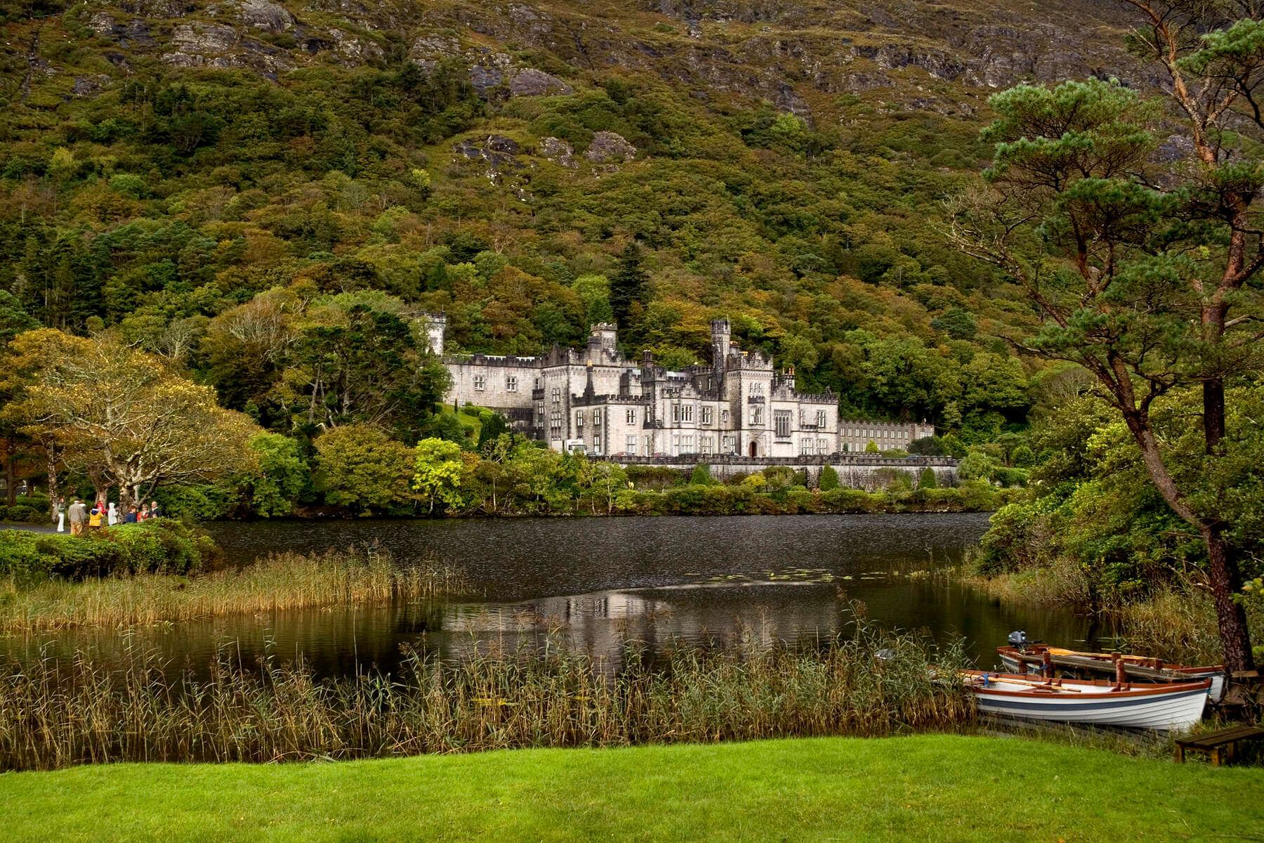 Kylemore Abbey am Ufer des Lough Pollacapall in Connemara, County Galway.