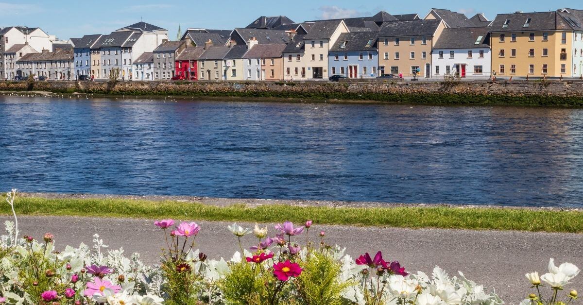 Das alte Fischerdorf Claddagh liegt am Stadtrand von Galway City in Irland.
