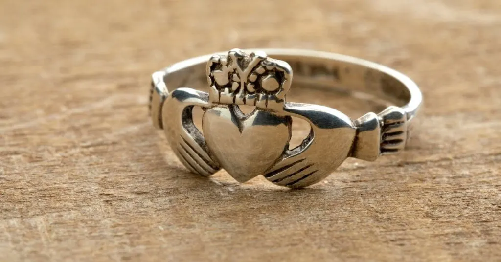 Das Herz steht für Liebe, die Hände für Freundschaft und die Krone ist ein Symbol der Loyalität in einem irischen Claddagh Ring.
