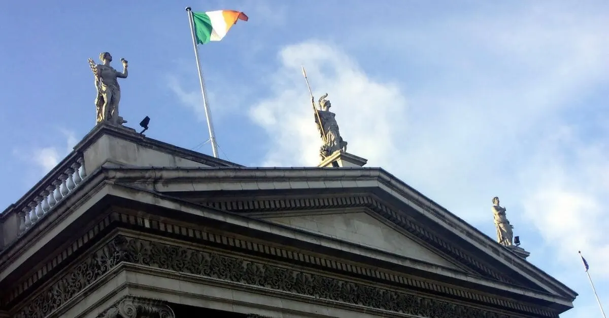 Die irische Flagge über dem General Post Office in Dublin.