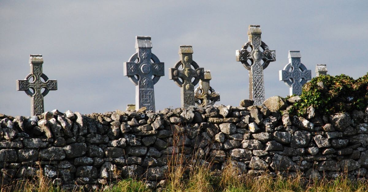 Moderne keltische Kreuze auf einem Friedhof in Irland.