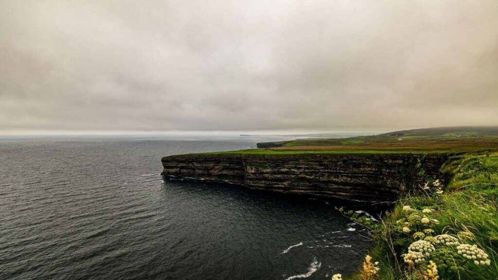 Blick auf irische Cliffs in County Mayo in Irland