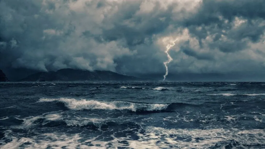 Sturm mit Blitz über tosendem Meer