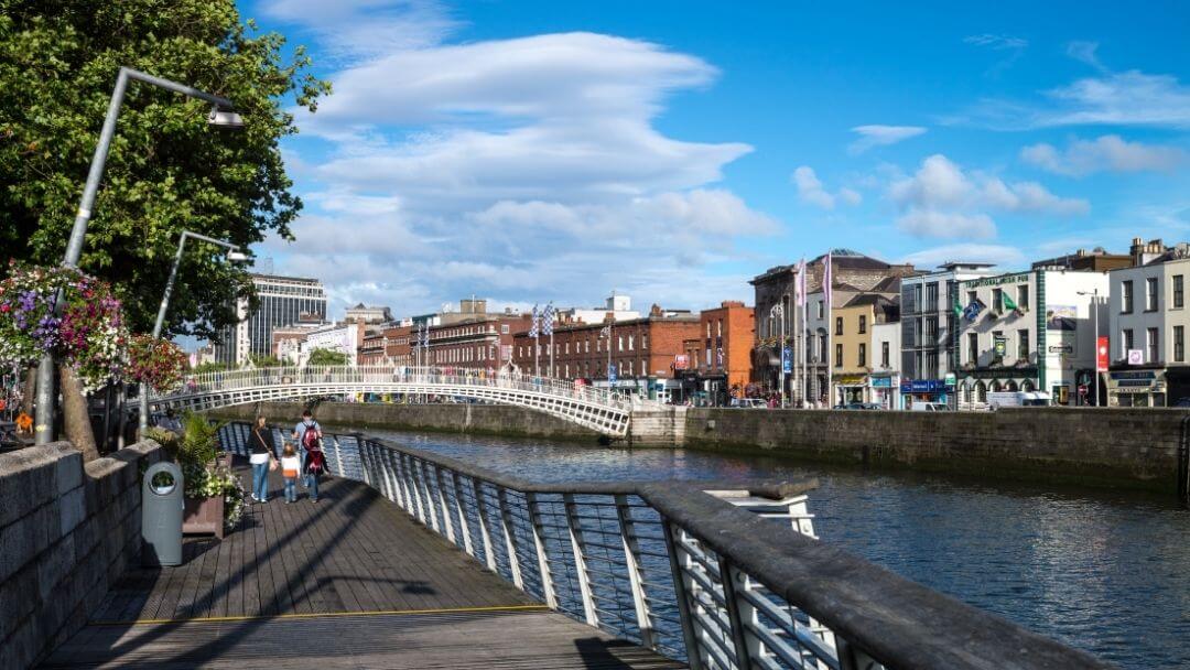 Der Boardwalk in Dublin ist ein großartiger Ort, um an einem sonnigen Tag spazieren zu gehen.