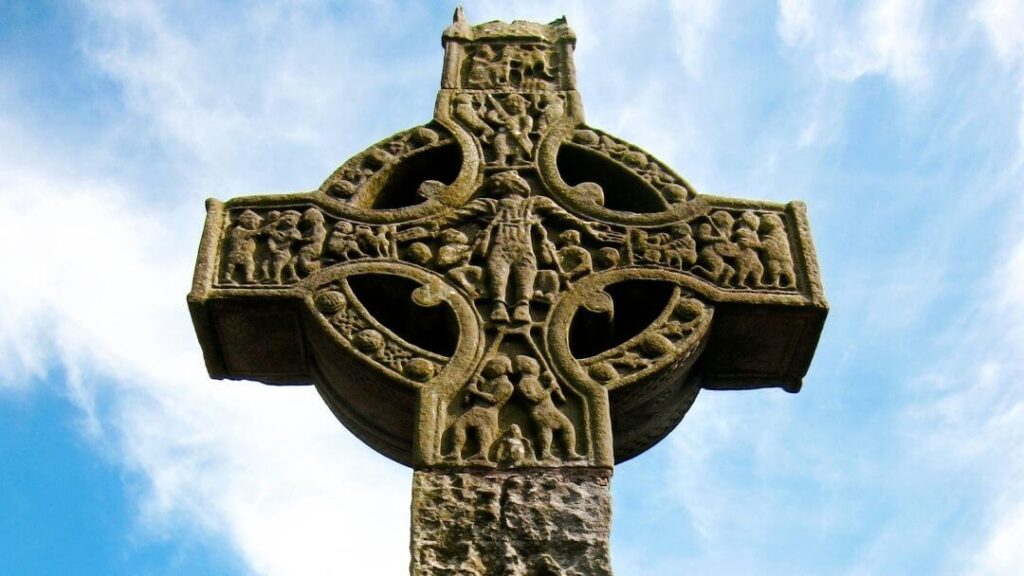 Die Kreuzigungsszene am West Cross, Monasterboice, County Louth