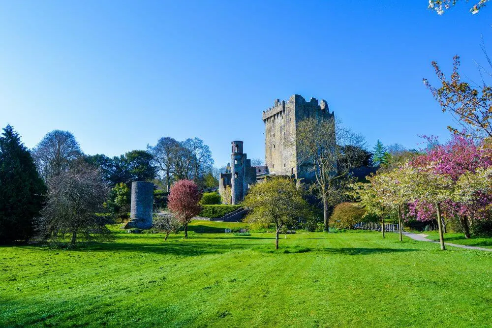 Das wunderschöne Blarney Castle and Gardens erwartet diejenigen, die den Blarney Stone küssen möchten. 