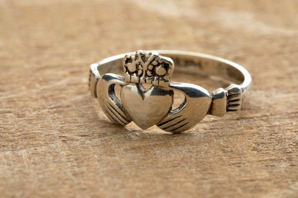 In einem irischen Claddagh Ring steht das Herz für Liebe, die Hände für Freundschaft und die Krone ist ein Symbol der Loyalität