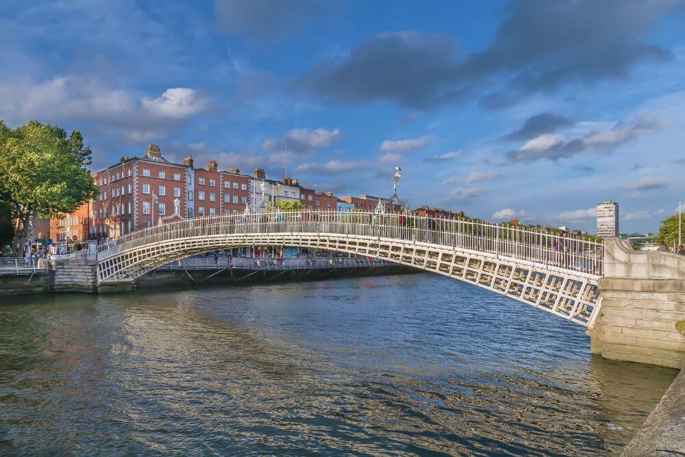 Die Ha’Penny Bridge ist eine der berühmtesten Sehenswürdigkeiten Dublins. 
