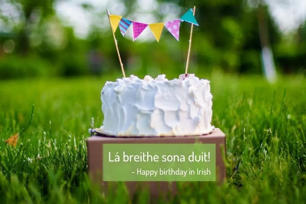 Happy birthday in Irish with a cake