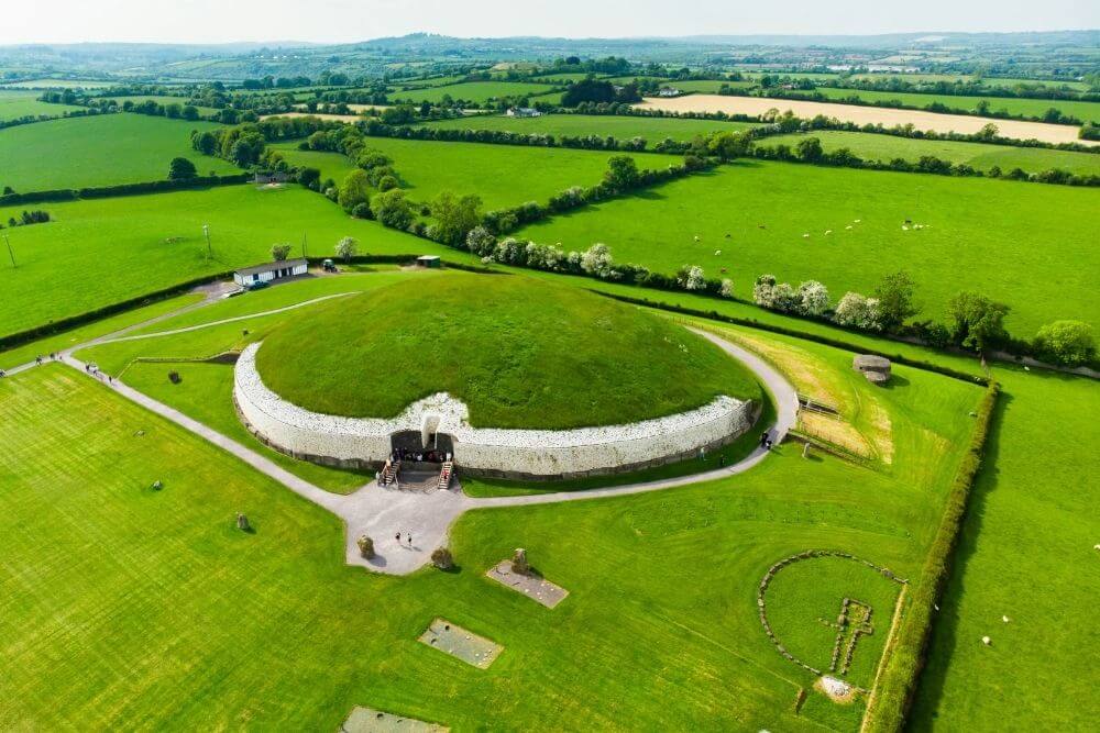The burial tomb of Newgrange in Brú na Boinne is one of Ireland's most important Prehistoric sites.
