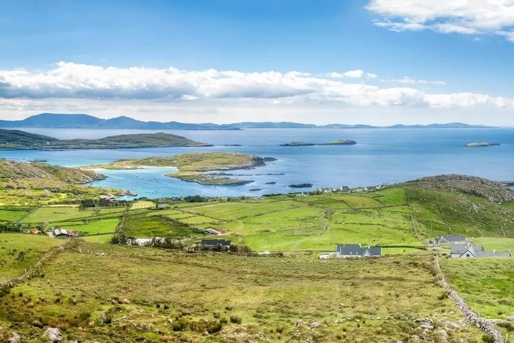 Ein atemberaubender Blick auf Derrynane und die Inseln, mit der Beara-Halbinsel im Hintergrund. 