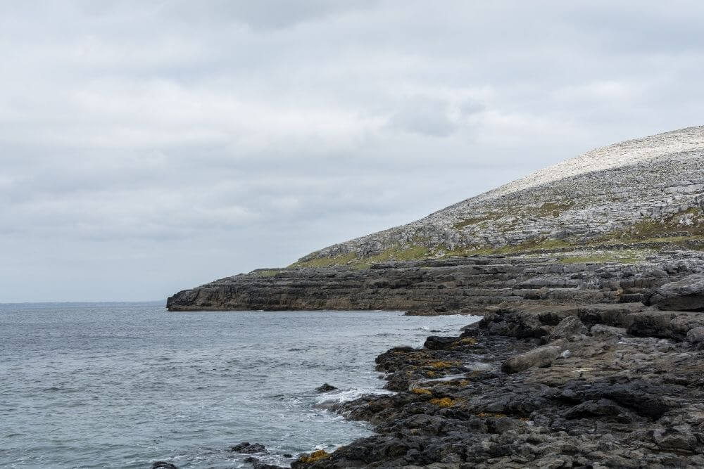 Die felsige Landschaft der Küstenregion des Burren