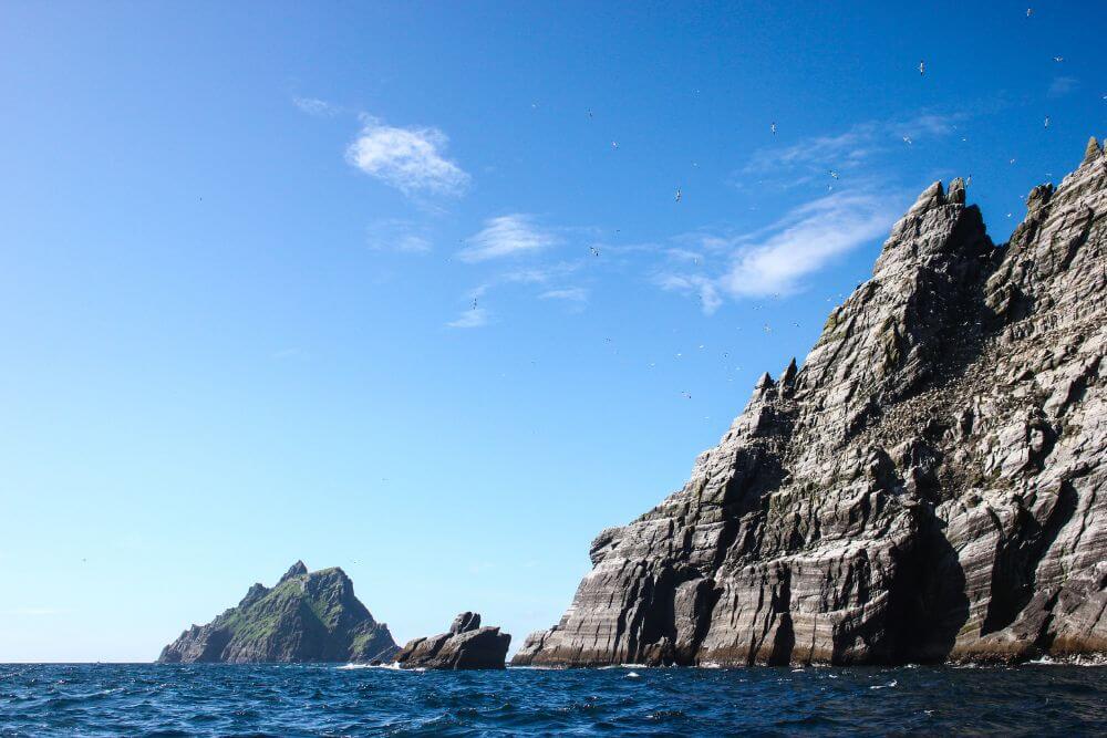 Die Little Skellig Insel mit Skellig Michael im Hintergrund.