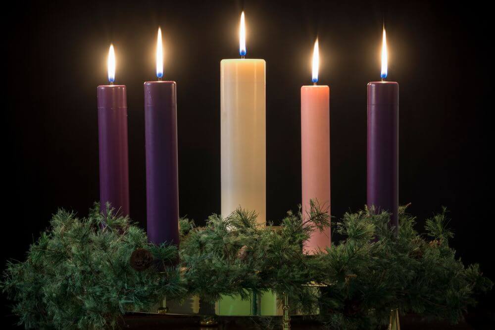 Der Adventskranz in Irland hat übrigens statt vier Kerzen fünf.