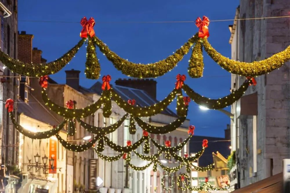 Weihnachtsdekoration in der Shop Street, Galway City, Irland.