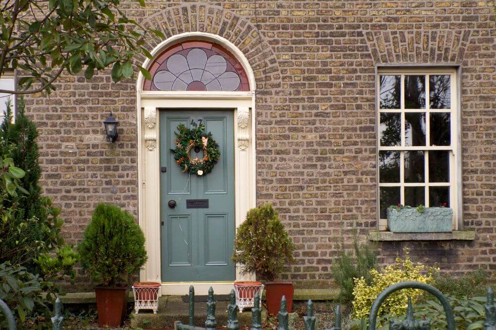 Ein Weihnachtskranz hängt an einer Haustür in Dublin, Irland.