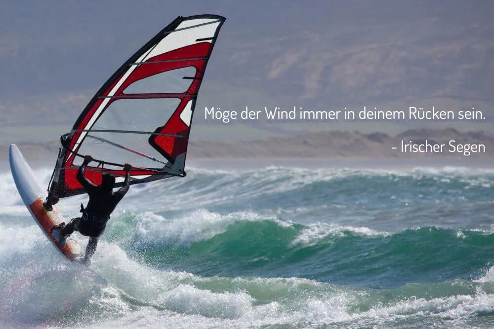 Windsurfer reitet Wellen vor Küste