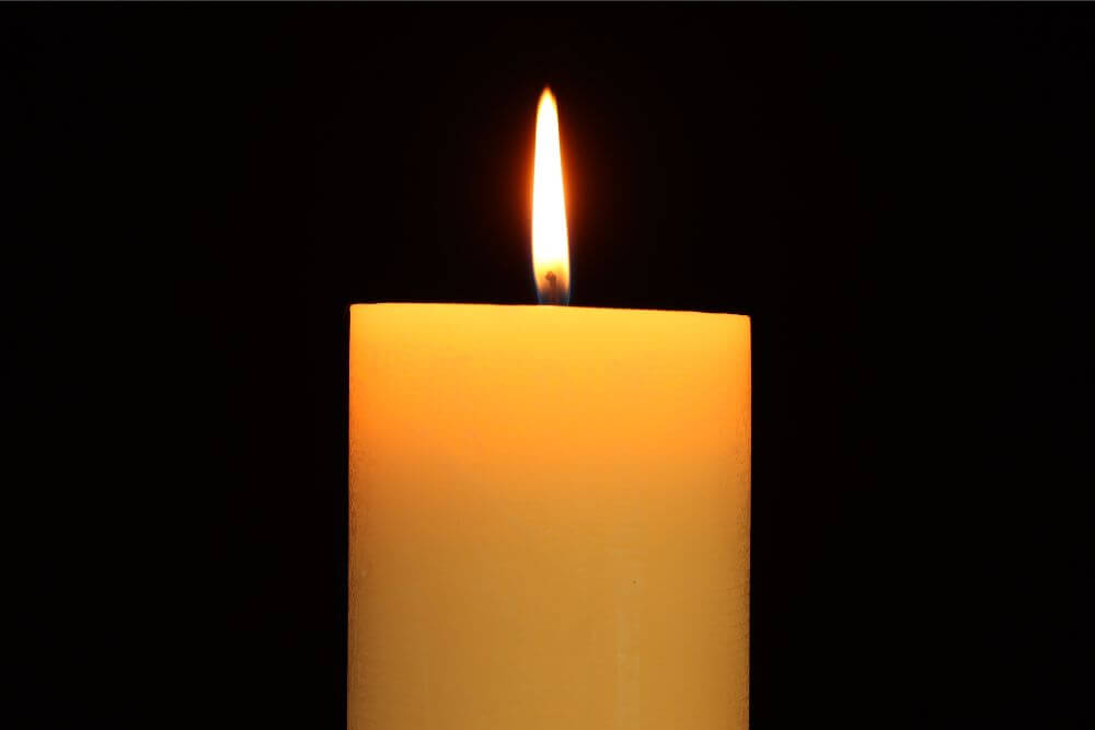 Eine Kerze anzuzünden ist eine einfache Art, Imbolc zu feiern. 