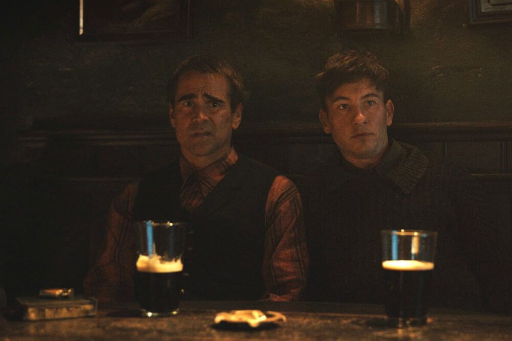 Colin Farrell et Barry Keoghan dans le film LES BANSHEES D'INISHERIN. 