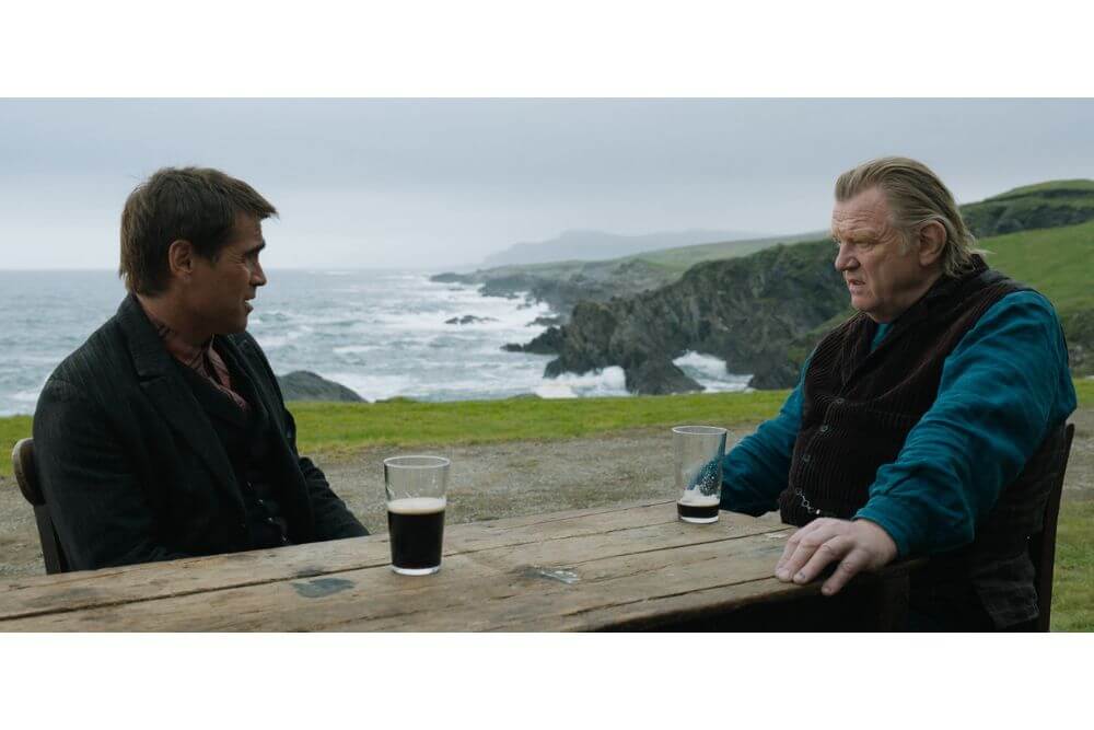 Colin Farrell et Brendan Gleeson dans le film LES BANSHEES D'INISHERIN. 