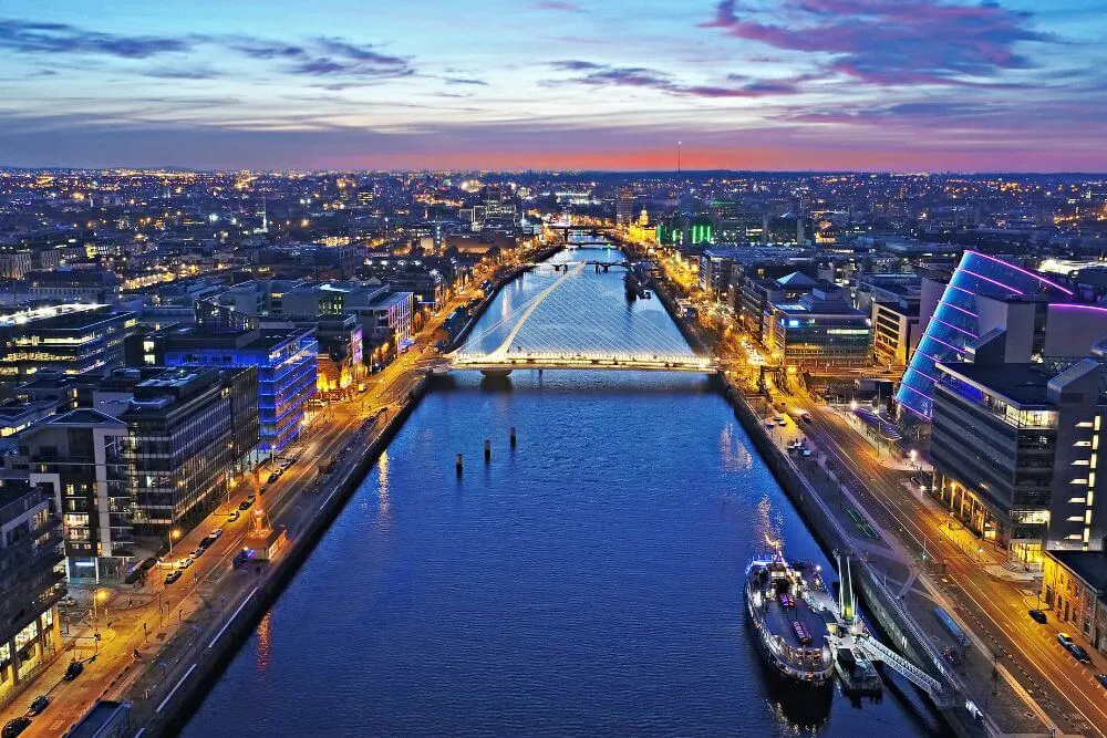 Die Samuel Beckett Bridge und das Convention Center in Dublin. 