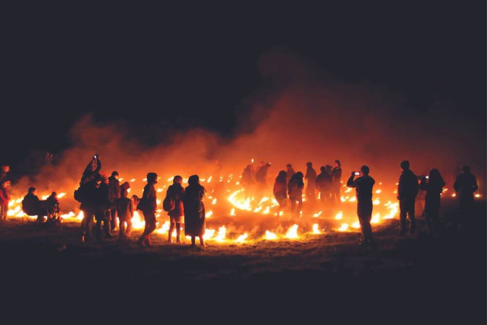 Feiern mit Feuer waren im alten Irland üblich. Dies ist ein Feuer anlässlich eines anderen wichtigen Festes, Beltane, das am 1. Mai auf dem Hill of Uisneach in der Grafschaft Westmeath gefeiert wird. 