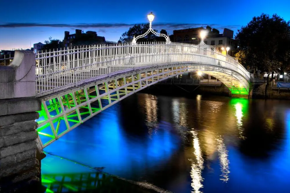 Die Ha'Penny Bridge in Dublin bei Nacht. 