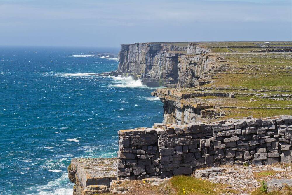 Steinmauer bei Dún Aonghasa auf Inis Mór, Aran-Inseln.