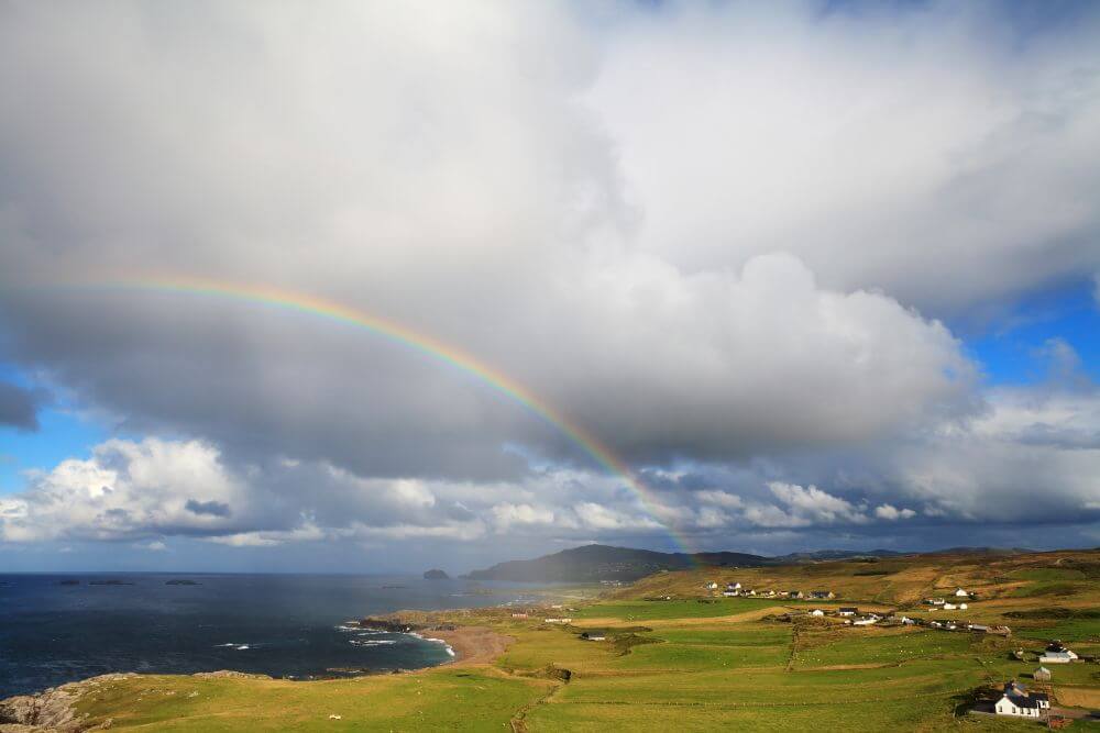 Ein sonniger Schauer mit einem Regenbogen über der Inishowen-Halbinsel, Grafschaft Donegal. 